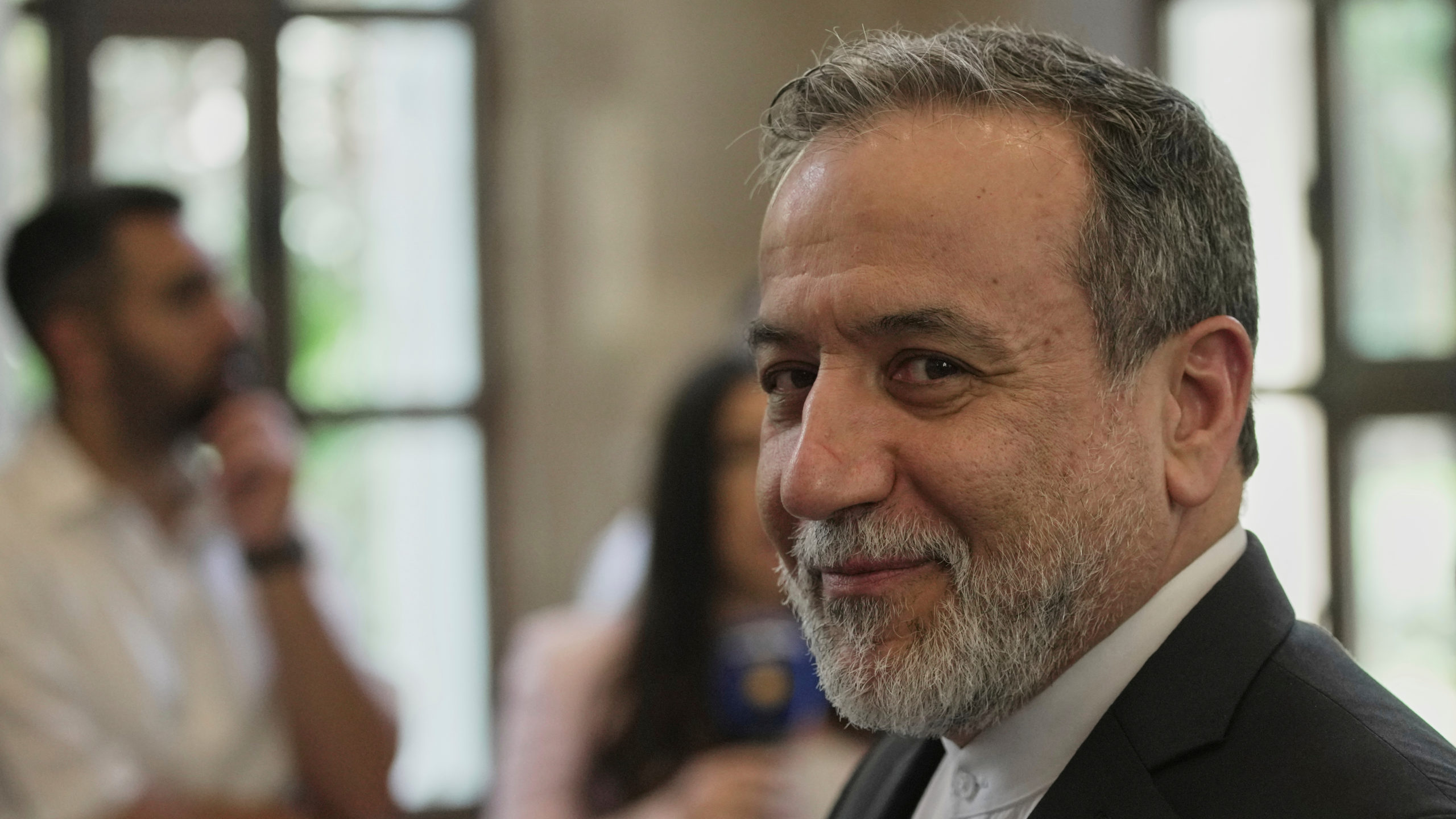 Αμπάς Αραγτσί: Ο Ιρανός υπουργός Εξωτερικών προειδοποιεί τον Τραμπ – «Αν θέλει συμφωνία, θα πρέπει να σταματήσει να είναι ασεβής προς τον Χαμενεΐ»