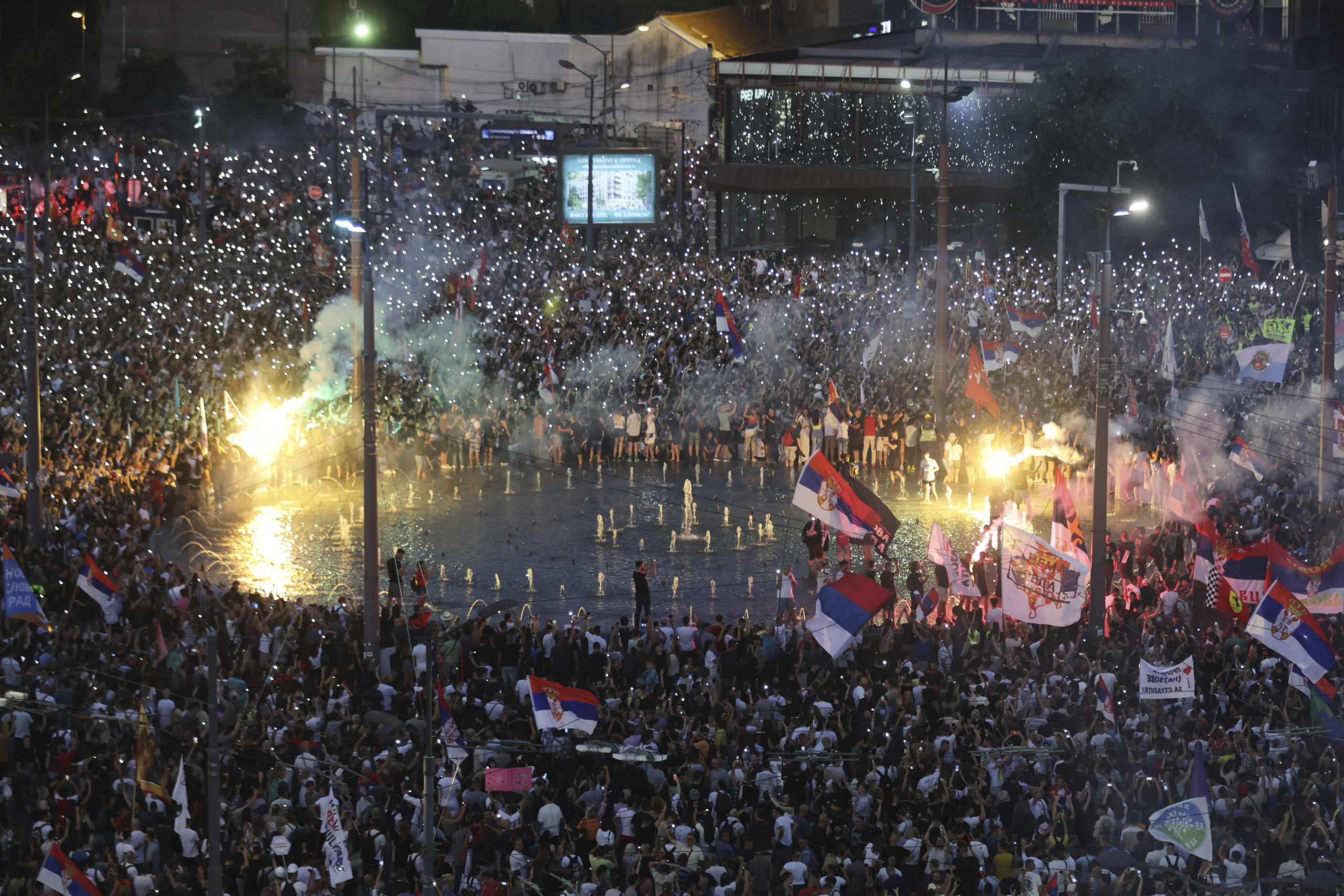 Σερβία: Επεισόδια έξω από το προεδρικό μέγαρο – Δείτε εικόνες και βίντεο