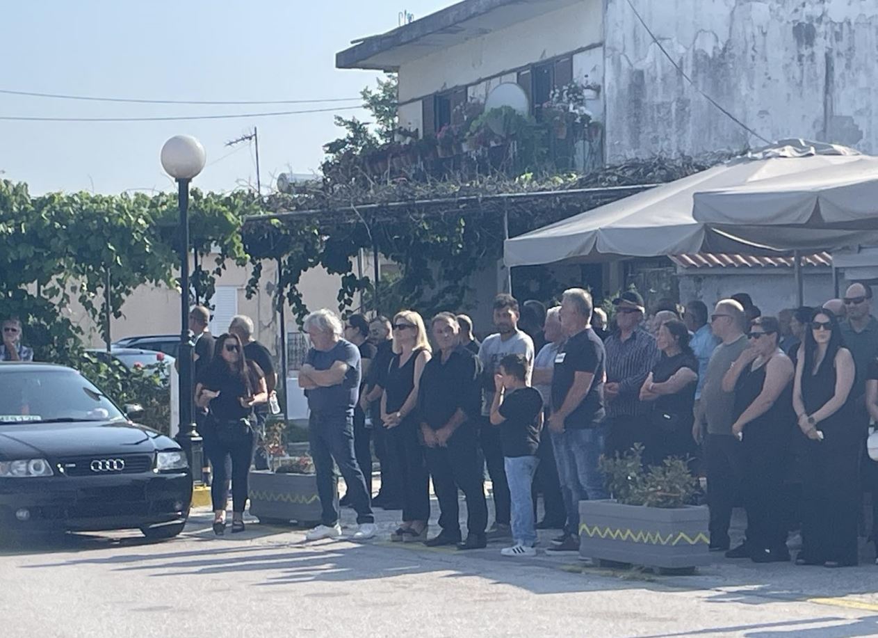 Άρτα: Ράγισαν καρδιές στο τελευταίο «αντίο» στον 14χρονο Σπύρο που πνίγηκε στον Άραχθο – Τραγικές φιγούρες οι γονείς του – ΦΩΤΟ 