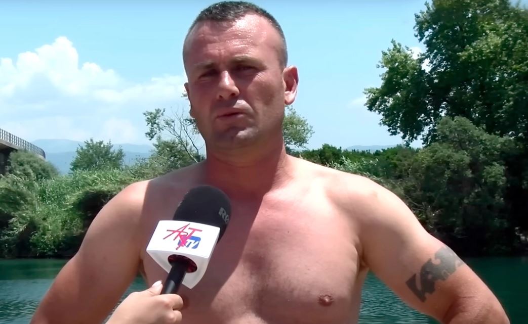 Άρτα: «Συγγνώμη που δεν κατάφερα να σε σώσω» – Το συγκλονιστικό μήνυμα στην κηδεία του 14χρονου από τον άνδρα που βούτηξε στον Άραχθο