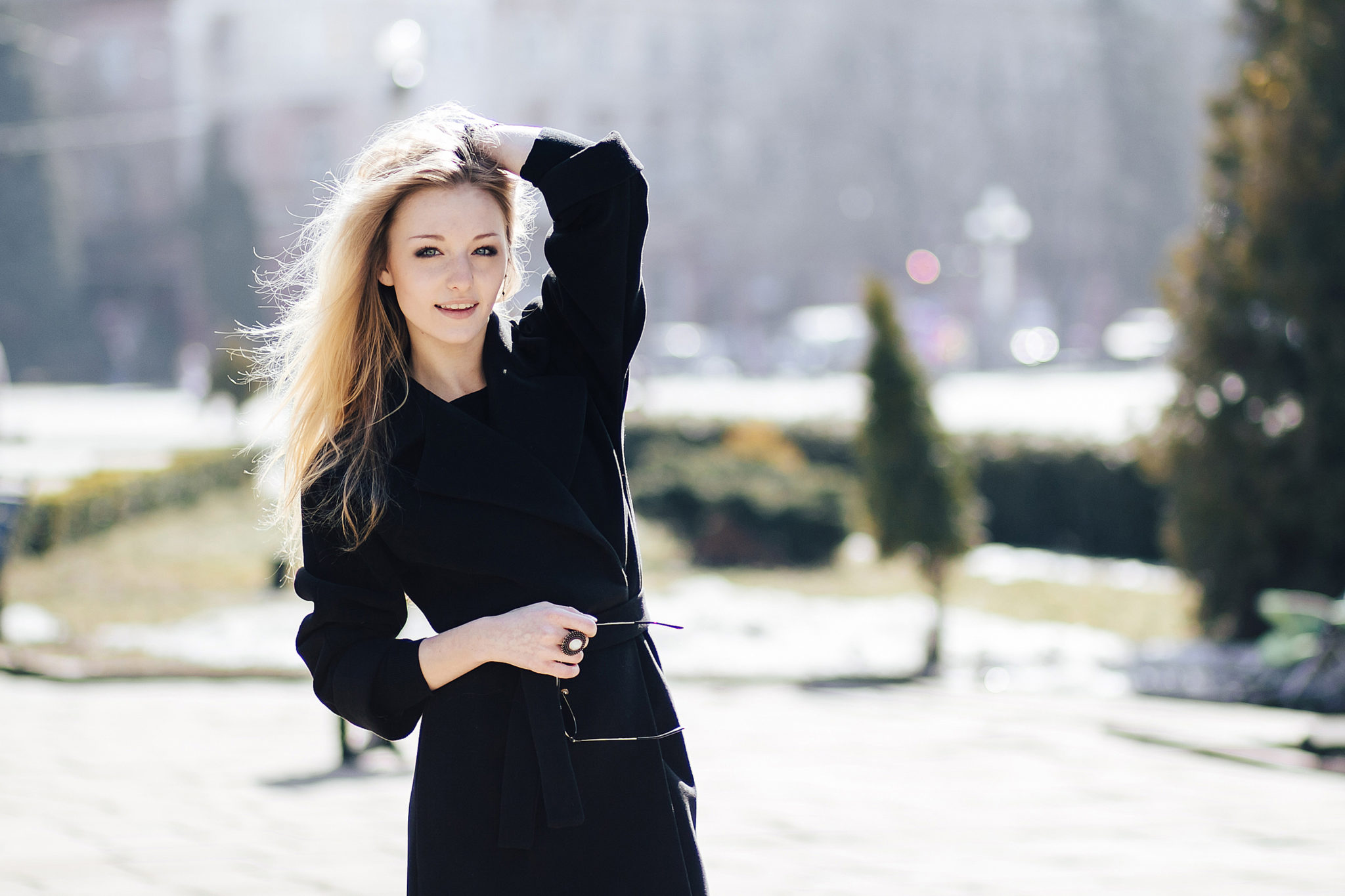 Ο άνδρας της απειλεί να τη χωρίσει - "δεν θέλει να μείνει μαζί μας η άστεγη μητέρα μου για να μην διαταράξει την αύρα του". Φωτογραφία: Freepik