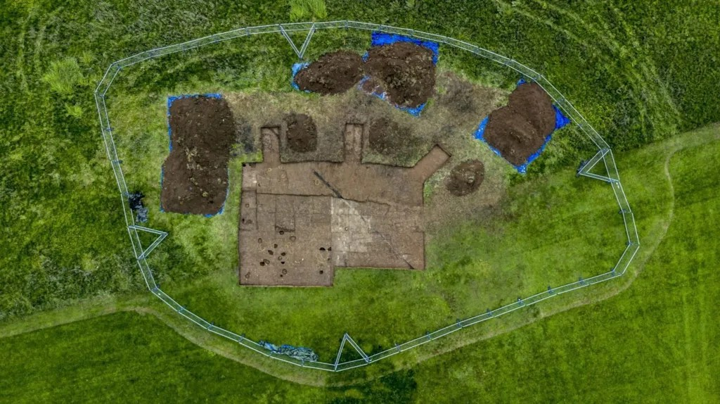 Εναέρια λήψη του σημείου των ανασκαφών. Η κύρια περιοχή έχει ανασκαφεί σε ένα αδρό τετράγωνο σχήμα, με μια σειρά από μικρότερες, στρογγυλές τάφρους γύρω της. Φωτογραφία: Vivian Thomas