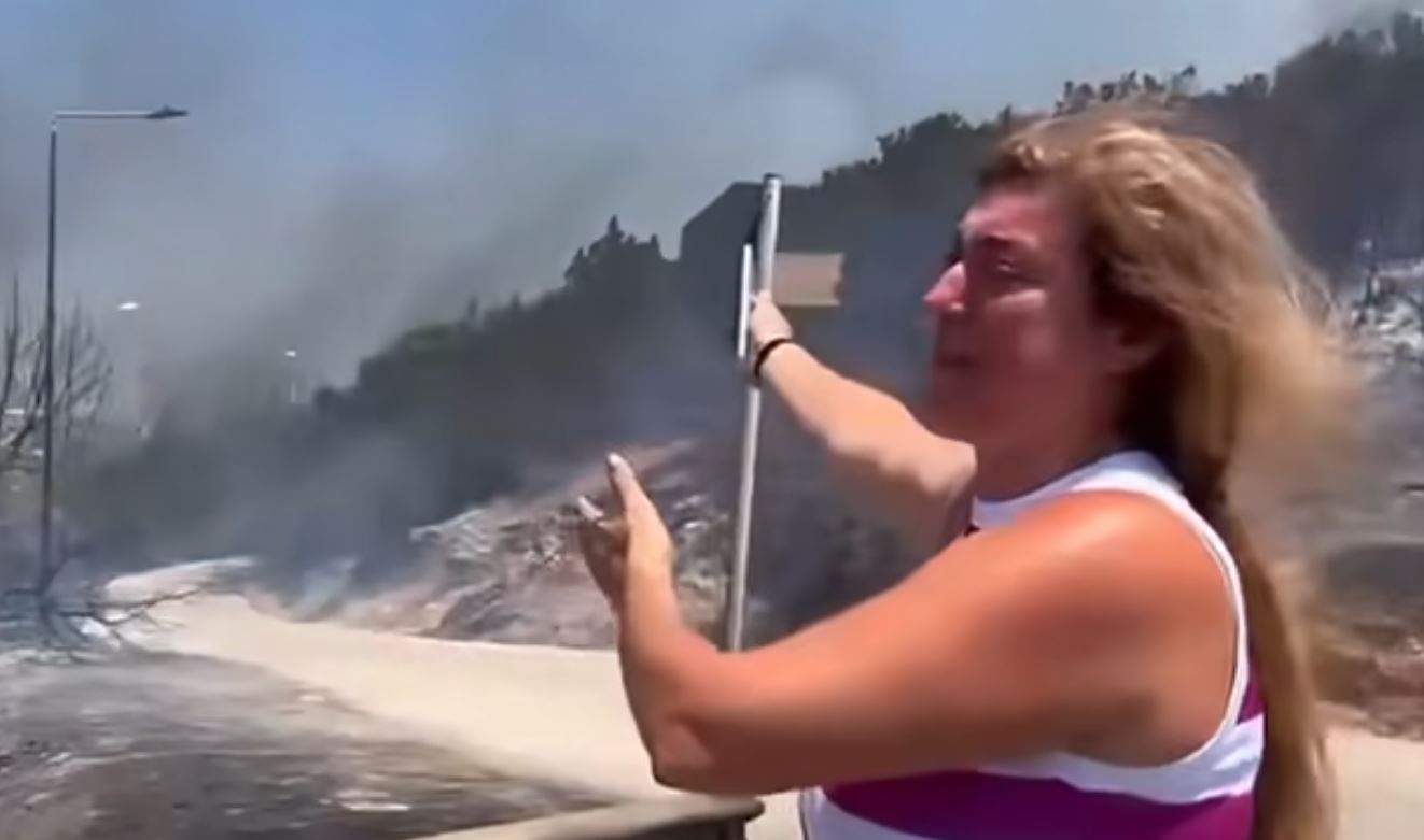 Φωτιά στην Παλαιά Φώκαια: «Καίγονται τα σπίτια μας» – Σε απόγνωση οι κάτοικοι της περιοχής – ΒΙΝΤΕΟ