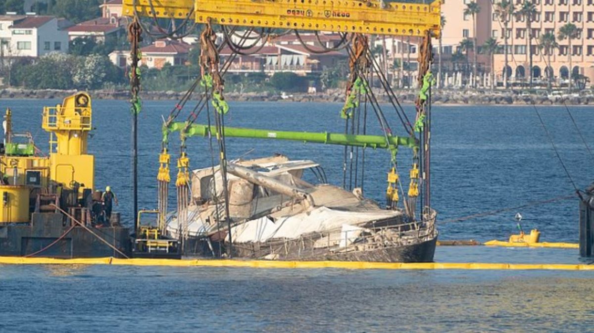 Bayesian: Τα συνεργεία έφεραν στην επιφάνεια το μοιραίο γιοτ που βυθίστηκε στην Σικελία – Δείτε βίντεο