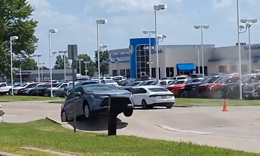 ΗΠΑ: Αυτοκίνητο «απογειώθηκε» λόγω παραμόρφωσης του οδοστρώματος εν μέσω καύσωνα – Δείτε το βίντεο