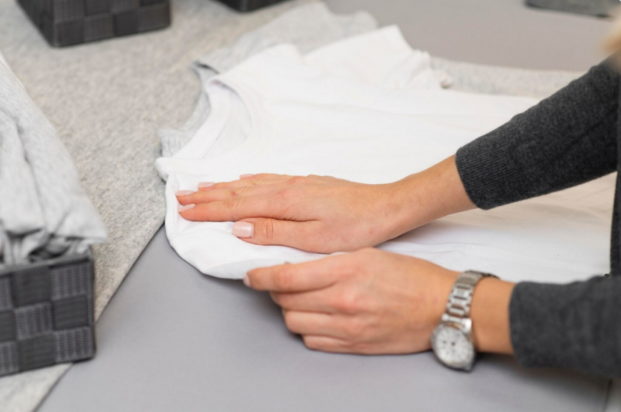 Ρούχα: Οι λεκέδες από ιδρώτα θα εξαφανιστούν με 1 φυσικό υλικό που υπάρχει στην κουζίνα σας