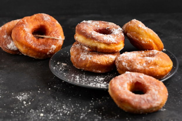 Εύκολη συνταγή από σεφ για λαχταριστά ντόνατς - Θα χρειαστείτε μόνο 2 υλικά για τη ζύμη