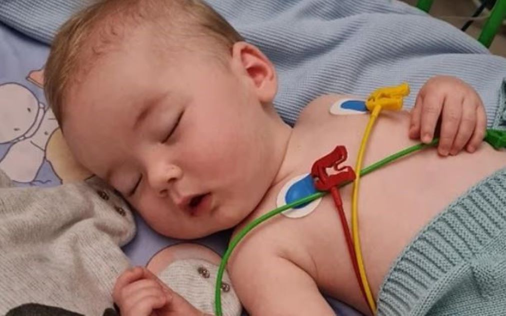 Η συγκλονιστική προειδοποίηση μιας μητέρας για τον κίνδυνο ενός ιού στα βρέφη – O γιος της υπέστη εγκεφαλική βλάβη όταν ήταν 6 μηνών