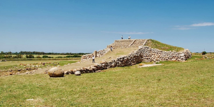 Η κλιμακωτή πυραμίδα του Μόντε ντ' Ακκόρντι είναι αρχαιότερη από πυραμίδες της Αιγύπτου. Λήψη από το πίσω μέρος του μνημείου. Φωτογραφία: Cristiano Cani / Wikimedia Commons