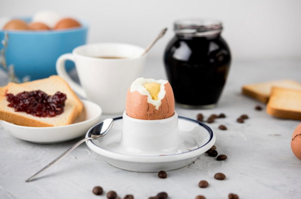 Βραστά αυγά: Ο καλύτερος τρόπος για να τα ξεφλουδίζετε εύκολα, σύμφωνα με την επιστήμη