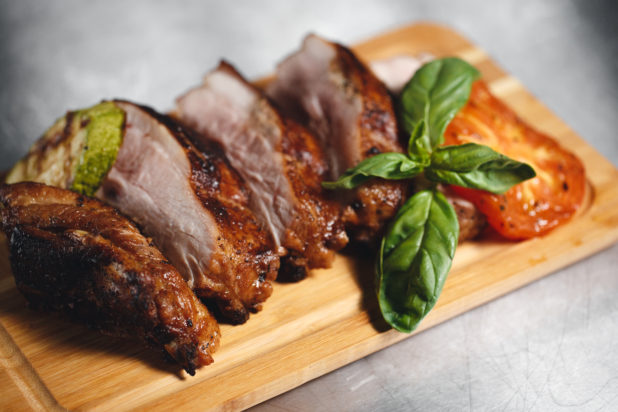 Συνταγή για χοιρινό ψητό με ακαταμάχητη γεύση - Το μυστικό για τραγανή κρούστα