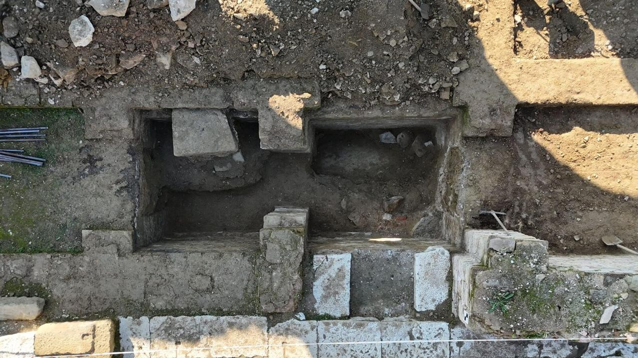Τα δωμάτια που ανακαλύφθηκαν στη σκηνή του ρωμαϊκού θεάτρου στην αρχαία πόλη της Προύσας προς Υππίω. 9 Νοεμβρίου, 2024. Φωτογραφία: Koray Erdogan/Türkiye Today