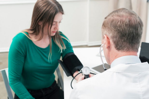 Υψηλή αρτηριακή πίεση: 3 φυσικοί τρόποι για να την μειώσετε μέσα σε λίγες εβδομάδες, σύμφωνα με ειδικό