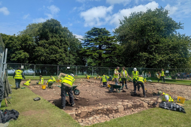 Εθελοντές και αρχαιολόγοι του Πανεπιστημίου Queen’s στον χώρο του Moira Demesne. Φωτογραφία: Belfast Telegraph