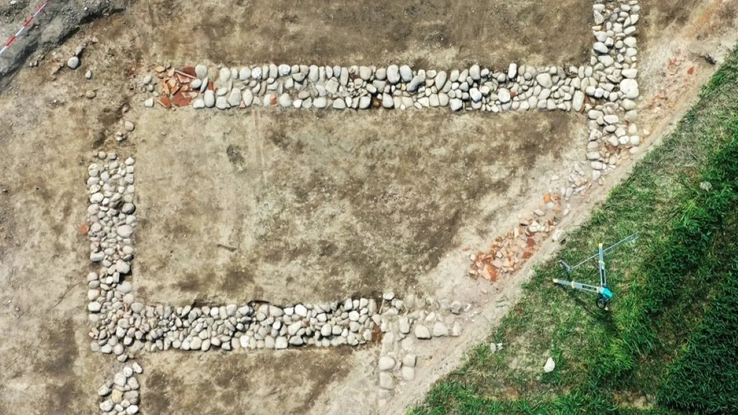 Το 1860, οι αρχαιολόγοι, είχαν ανακαλύψει ένα ενδιαφέροντα θησαυρό από αντικείμενα στο ίδιο σημείο.