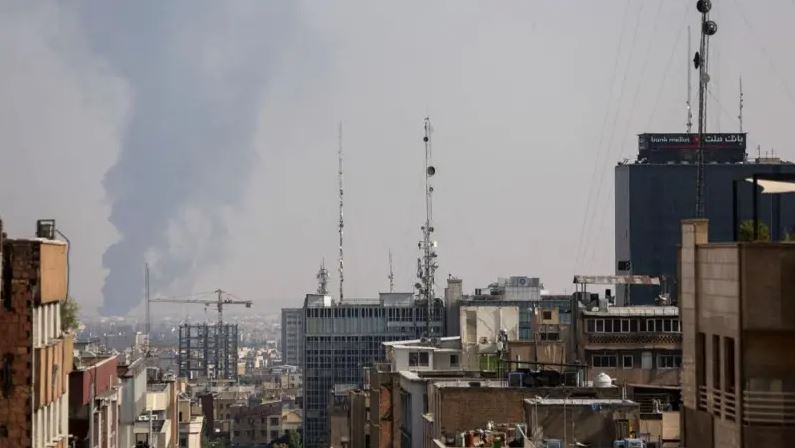 Ιράν: Πυκνοκατοικημένες περιοχές της Τεχεράνης έπληξε σήμερα το Ισραήλ – Άμεση η ανάμιξη των ΗΠΑ λέει ο Ιρανός πρόεδρος