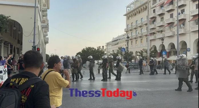 Θεσσαλονίκη: Ένταση και χρήση κρότου λάμψης από τα ΜΑΤ στην πορεία για το Madleen – ΒΙΝΤΕΟ