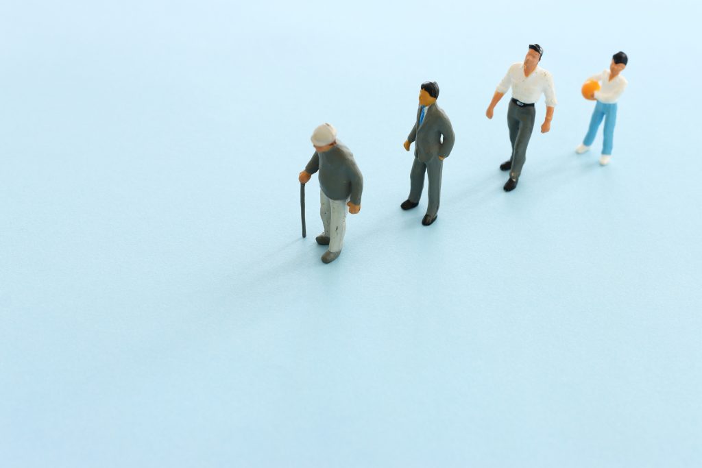 Έρευνα αποκαλύπτει τις δύο κρίσιμες ηλικίες που γερνάμε πιο γρήγορα