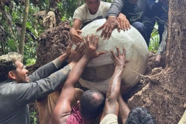 Κάποιες από τις τεφροδόχους με διάμετρο 90 εκατοστά. Φωτογραφία: Georgea Holanda