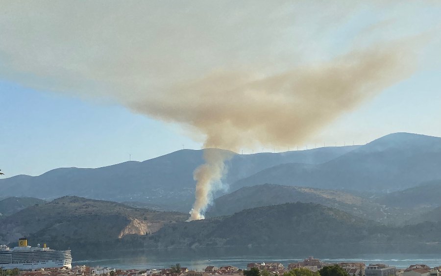 Κεφαλονιά: Φωτιά σε υπαίθριο χώρο με απορρίμματα – Μήνυμα από το 112