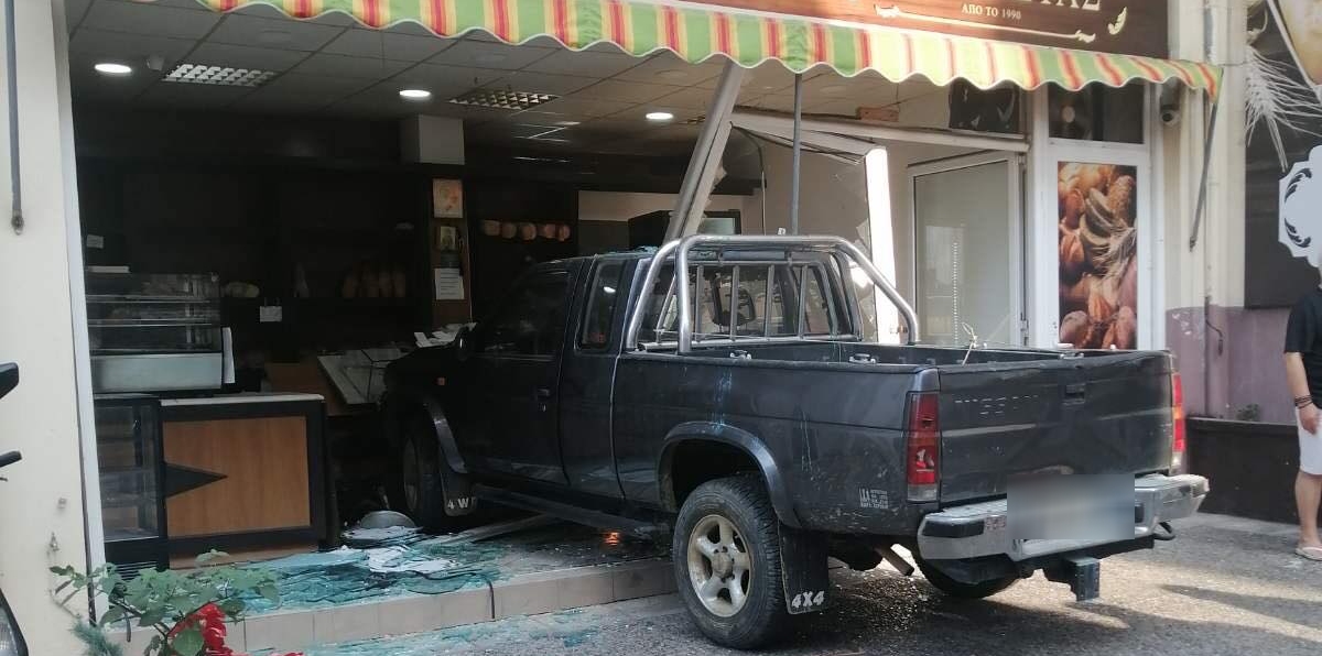 Αγρίνιο: Αγροτικό «μπούκαρε» σε φούρνο – Δείτε φωτογραφίες και βίντεο