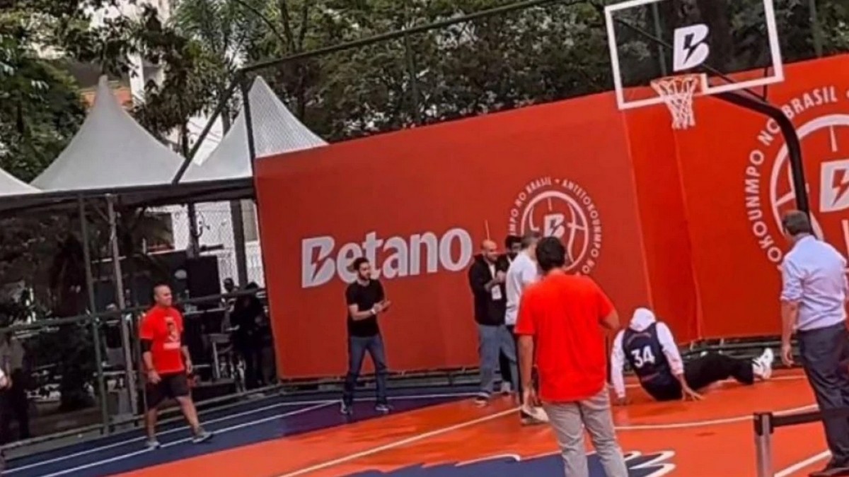 Γιάννης Αντετοκούνμπο: Επική τούμπα στην προσπάθειά του να καρφώσει σε ανοιχτό γήπεδο μπάσκετ – ΒΙΝΤΕΟ