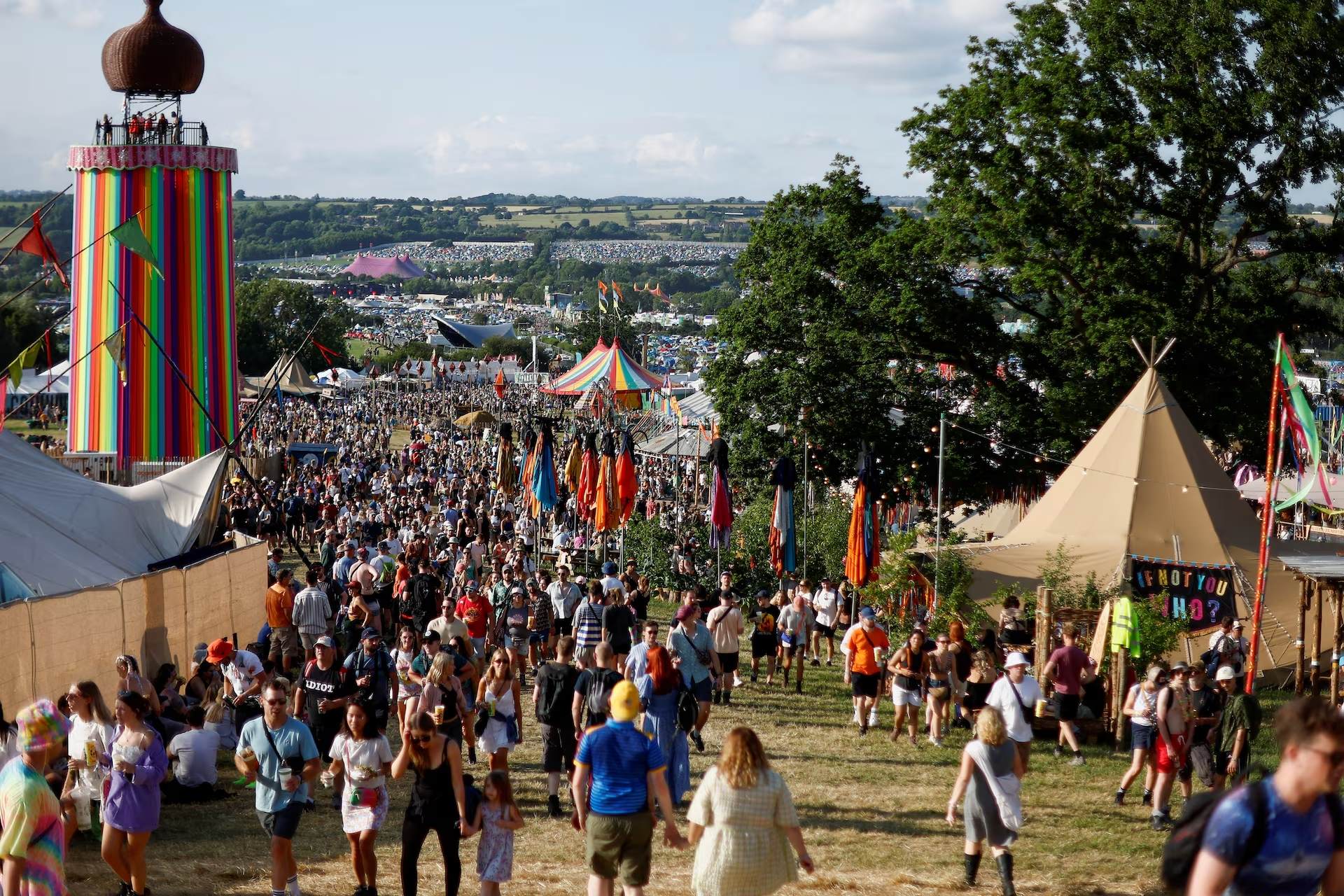 Glastonbury: Άνοιξαν οι πύλες του δημοφιλούς φεστιβάλ – 46.200 άτομα υπολογίζεται ότι θα χάσουν το κινητό τους