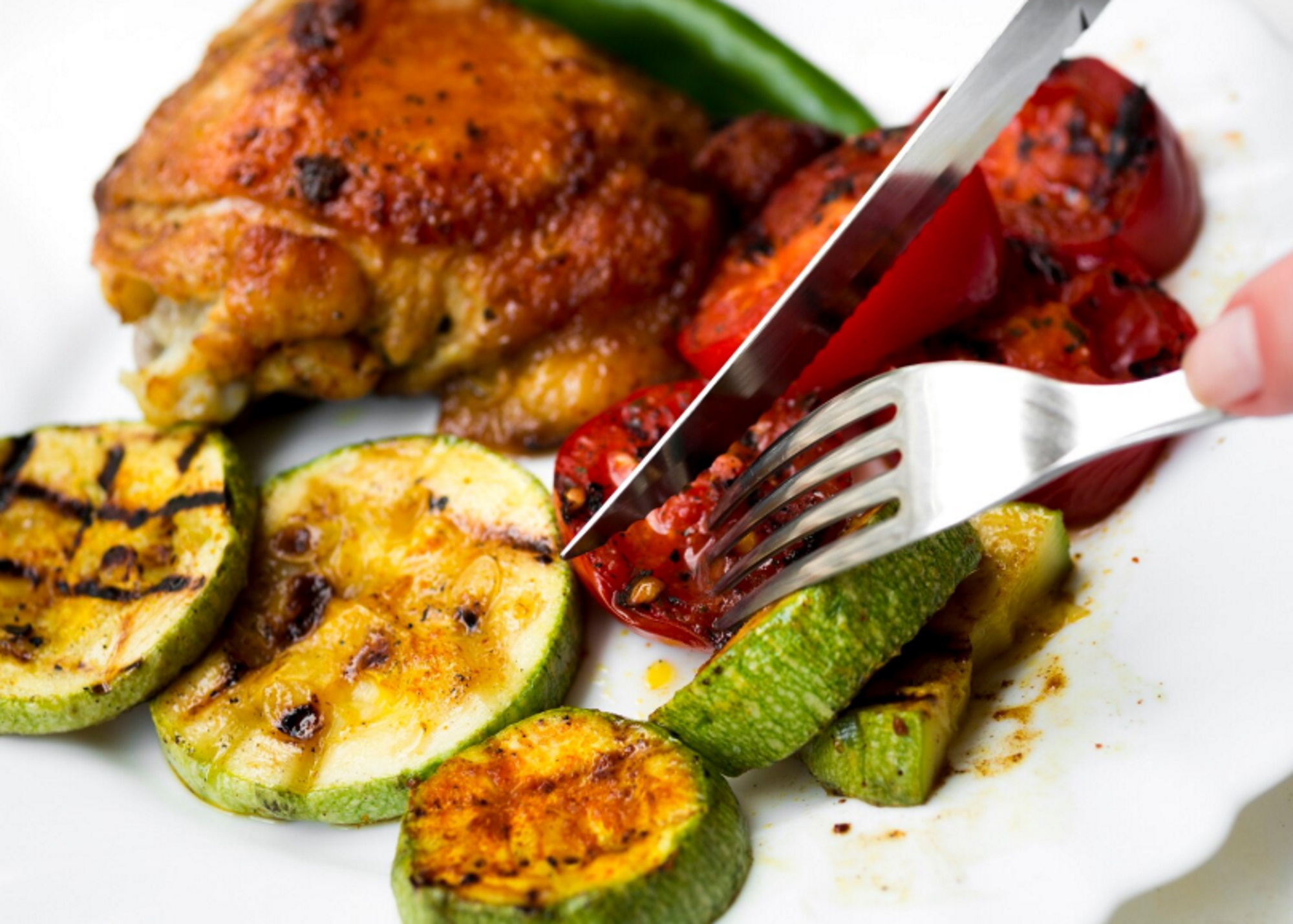 Συνταγή για κοτόπουλο με ψητές ντομάτες, κολοκυθάκια και ξύδι βαλσάμικο