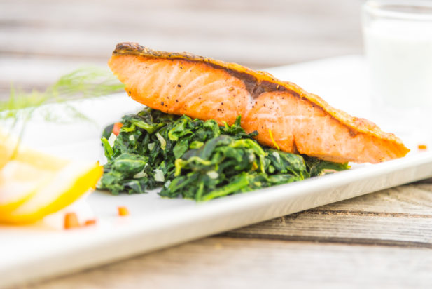 Συνταγή για σολομό με μέλι, πατάτες και σπανάκι