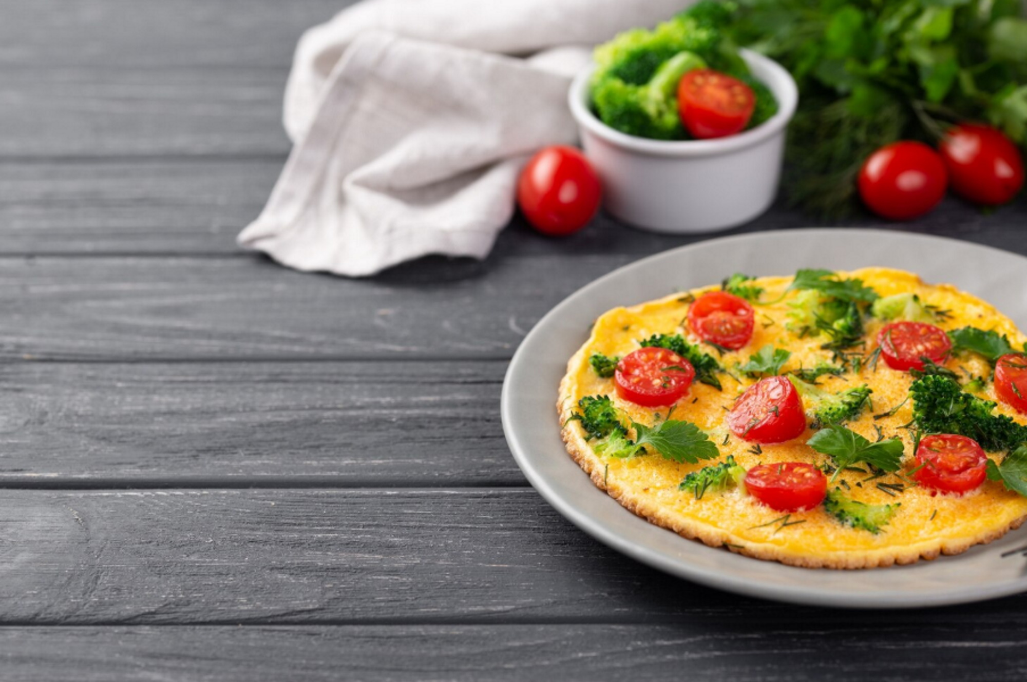 Συνταγή για νόστιμη ομελέτα με ντομάτα και μπρόκολο