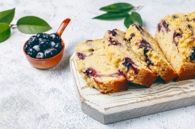Συνταγή για κέικ με γιαούρτι και μύρτιλα