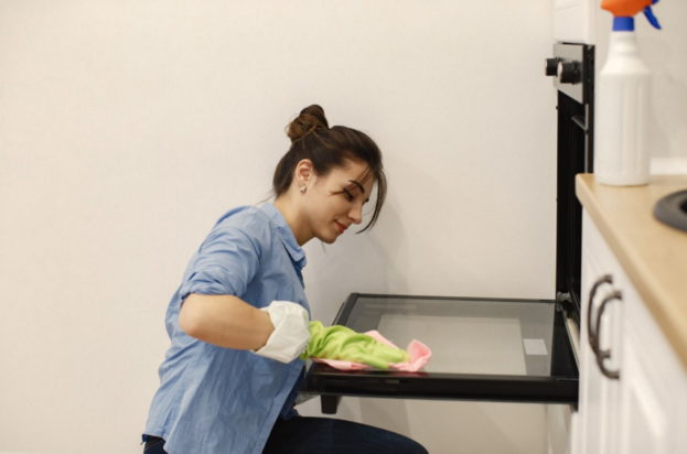 Φούρνος: Το φυσικό κόλπο με 4 υλικά που κάνει τον καθαρισμό "παιχνιδάκι"