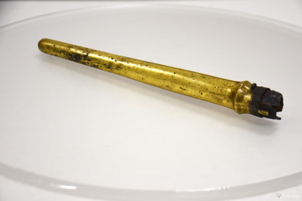 Η θήκη από επίχρυσο μπρούντζο που περιείχε την αρχαία αιχμή του δόρατος φυλασσόταν στο Ιερό Μουνακάτα Τάισα (Munakata Taisha) στην πόλη Μουνακάτα, Επαρχία Φουκουόκα, στις 10 Ιουνίου. Φωτογραφία: Κένγκο Χιγιόσι (Kengo Hiyoshi)