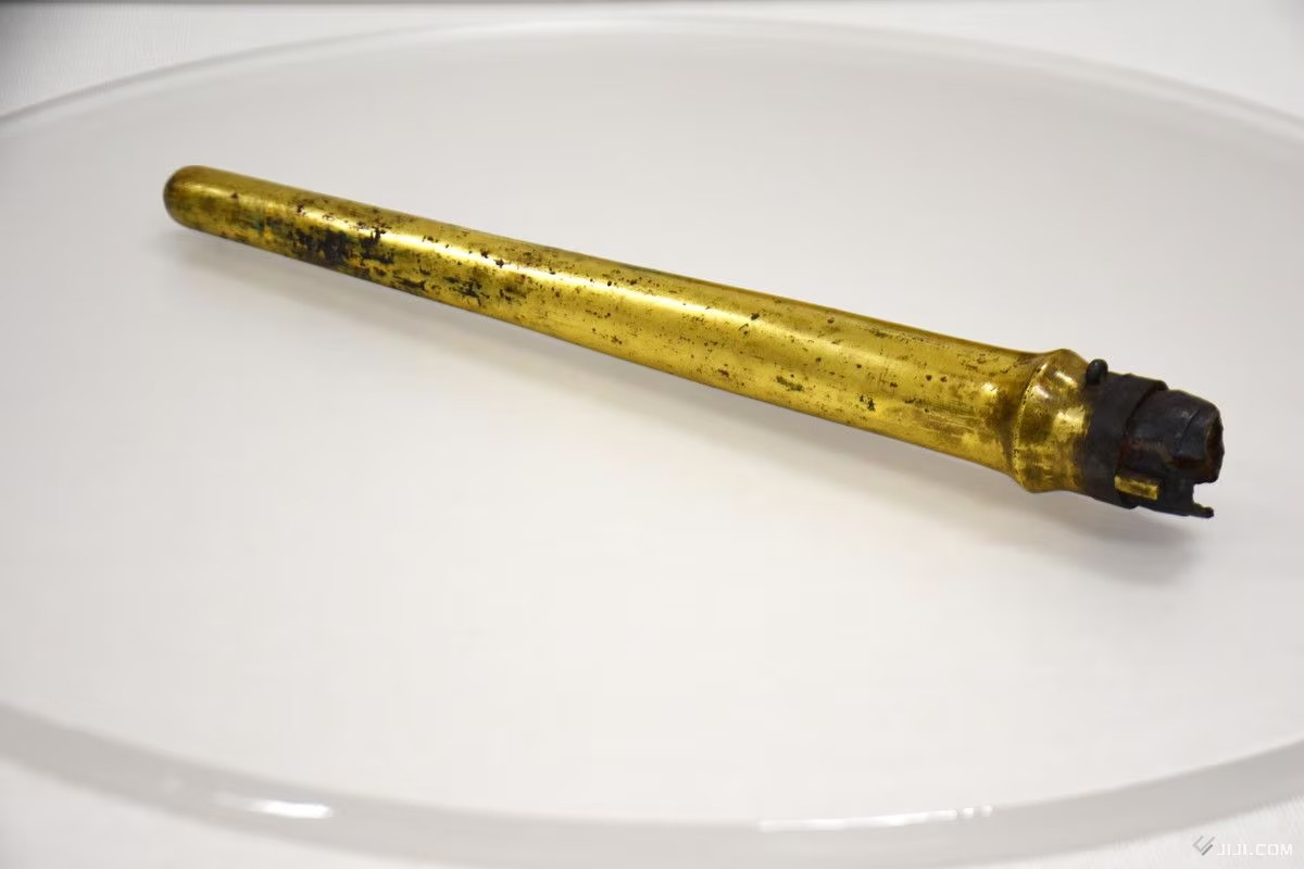 Η θήκη από επίχρυσο μπρούντζο που περιείχε την αρχαία αιχμή του δόρατος φυλασσόταν στο Ιερό Μουνακάτα Τάισα (Munakata Taisha) στην πόλη Μουνακάτα, Επαρχία Φουκουόκα, στις 10 Ιουνίου. Φωτογραφία: Κένγκο Χιγιόσι (Kengo Hiyoshi)