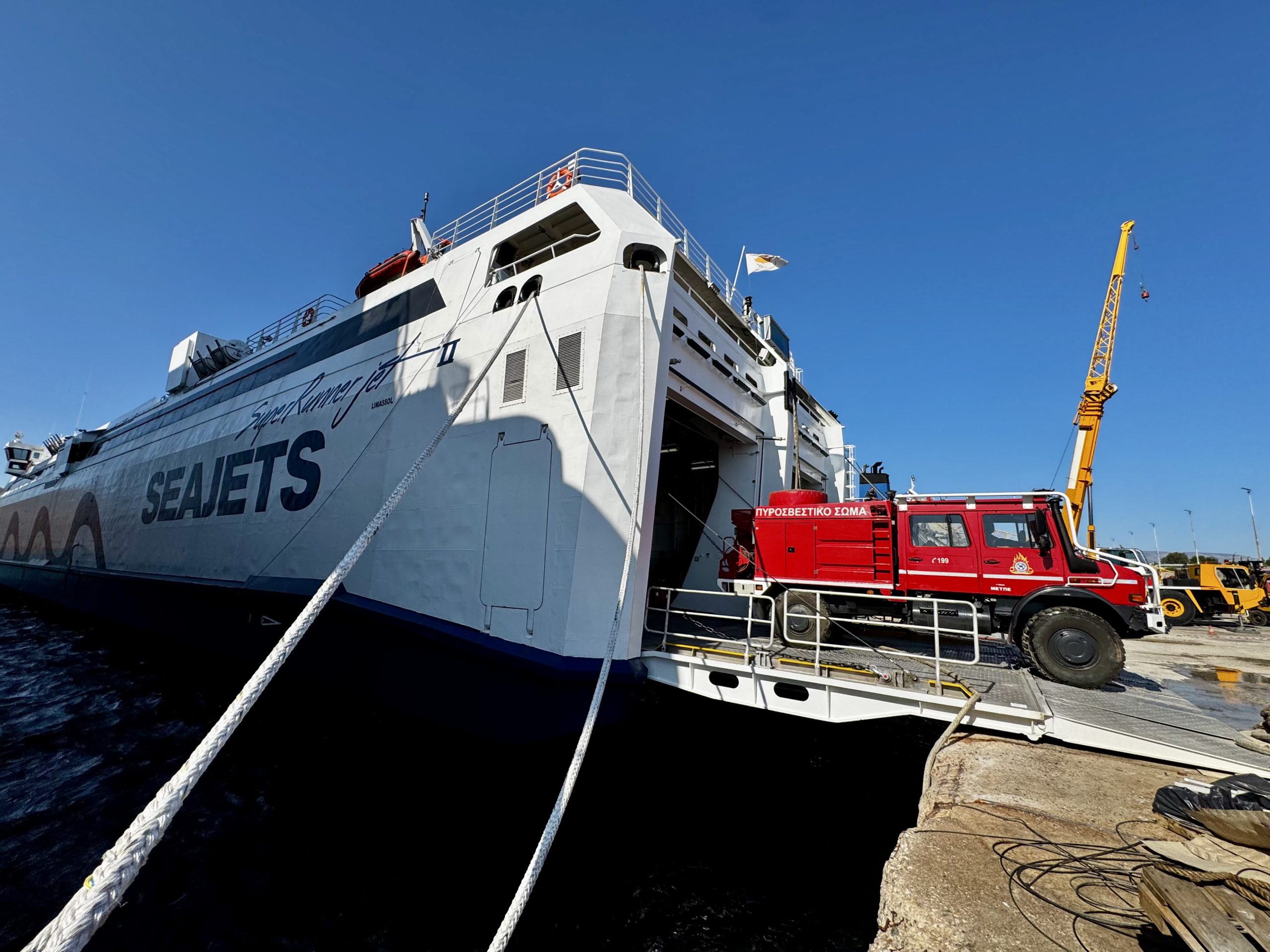 Μεταφορά ισχυρών πυροσβεστικών δυνάμεων από τη SEAJETS στη Χίο με το ταχύπλοο SUPERRUNNER JET 2