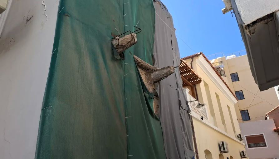 Ηράκλειο: Τμήμα μπαλκονιού κατέρρευσε στο κέντρο της πόλης – Δείτε φωτογραφίες 