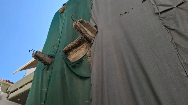 Ηράκλειο: Τμήμα μπαλκονιού κατέρρευσε στο κέντρο της πόλης – Δείτε φωτογραφίες 