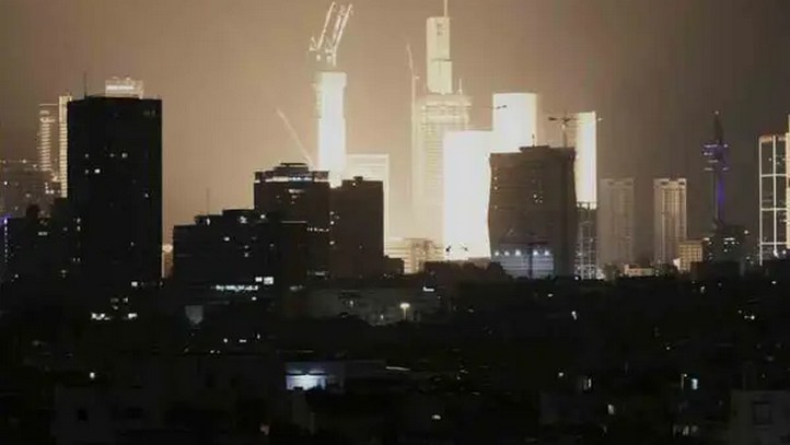 Μέση Ανατολή: Πύραυλοι του Ιράν κατέστρεψαν 9 κτίρια σε συνοικία του Τελ Αβίβ