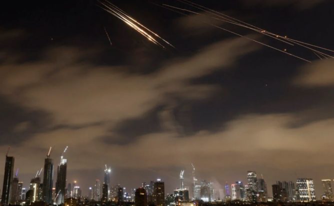 Ισραηλινά συστήματα αεράμυνας αναχαιτίζουν ιρανικούς πυραύλους πάνω από το Τελ Αβίβ