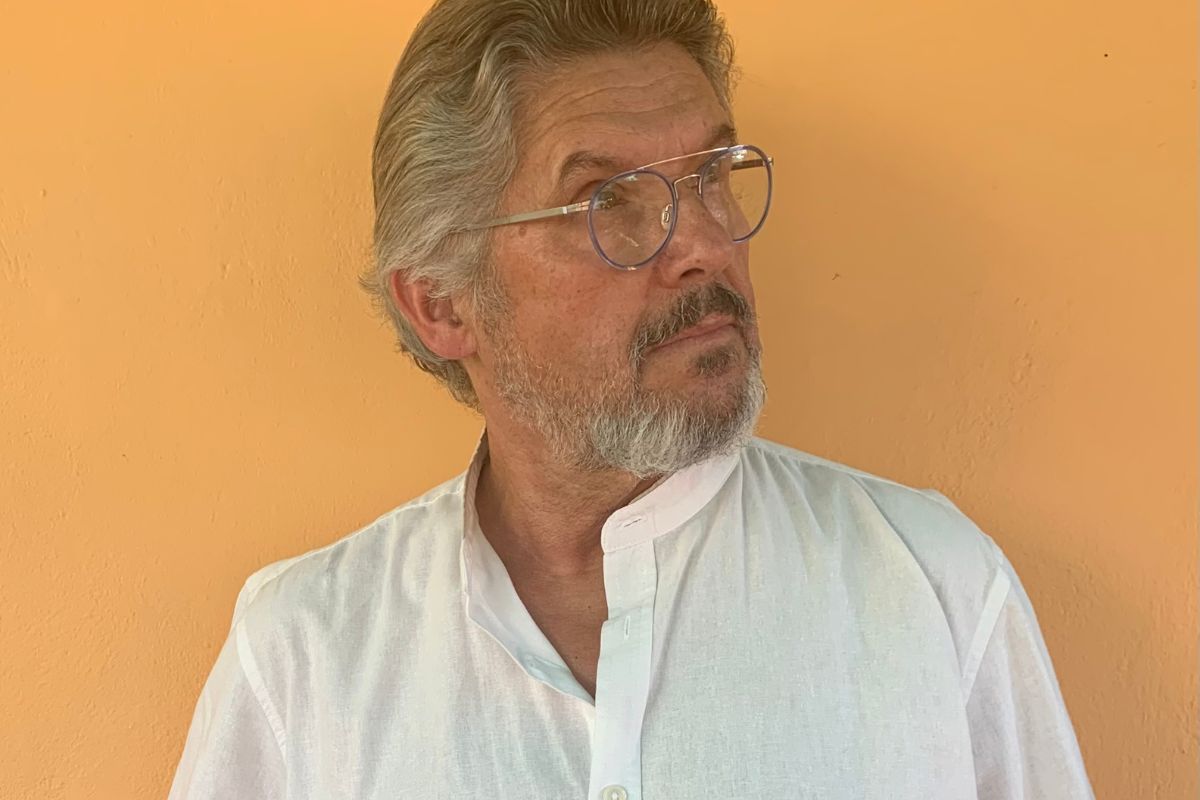 Νίκος Καμτσής στο enikos.gr: «Το να έχεις θέατρο στην Ελλάδα είναι σαν να κρατάς ένα κερί αναμμένο σε άνεμο δυνατό»