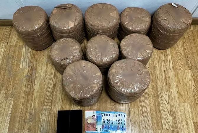 Χαϊδάρι: Επεισοδιακή σύλληψη 42χρονου που μετέφερε 23,5 κιλά κάνναβης – Παραβίασε τον μισό ΚΟΚ, χτύπησε αστυνομικούς