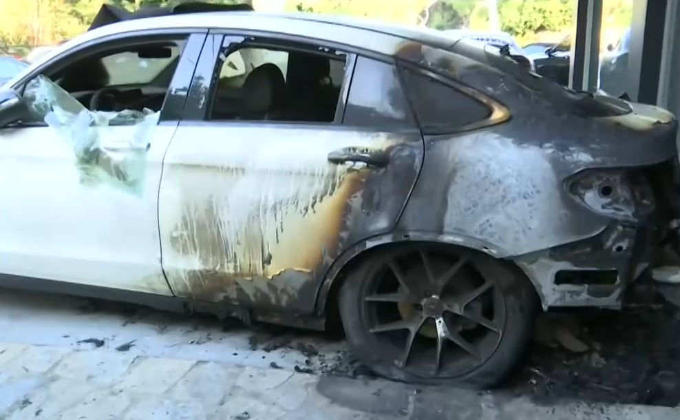 Κηφισιά: Βίντεο με τις κινήσεις των δραστών της εμπρηστικής επίθεσης σε έκθεση αυτοκινήτων εξετάζει η ΕΛ.ΑΣ.