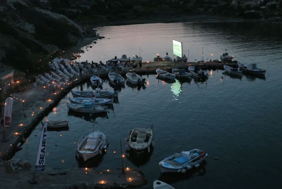 Το θερινό στολίδι της Κιμώλου: Ένα σινεμά δίπλα στα βράχια που έχει μαγέψει το διαδίκτυο