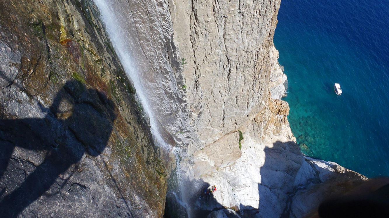 Τραγωδία στη Σαμοθράκη: Νεκρός 47χρονος τουρίστας στον καταρράκτη του Κρεμαστού – Είχε πάει για διακοπές με την σύζυγο και τα 2 παιδιά του 