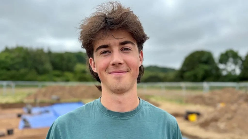 Ο φοιτητής από το Κάρντιφ, Dan Quelly, στην εφηβεία του, στον αρχαιολογικό χώρο Trelai Park. Στο βάθος διακρίνεται ο χώρος των ανασκαφών.