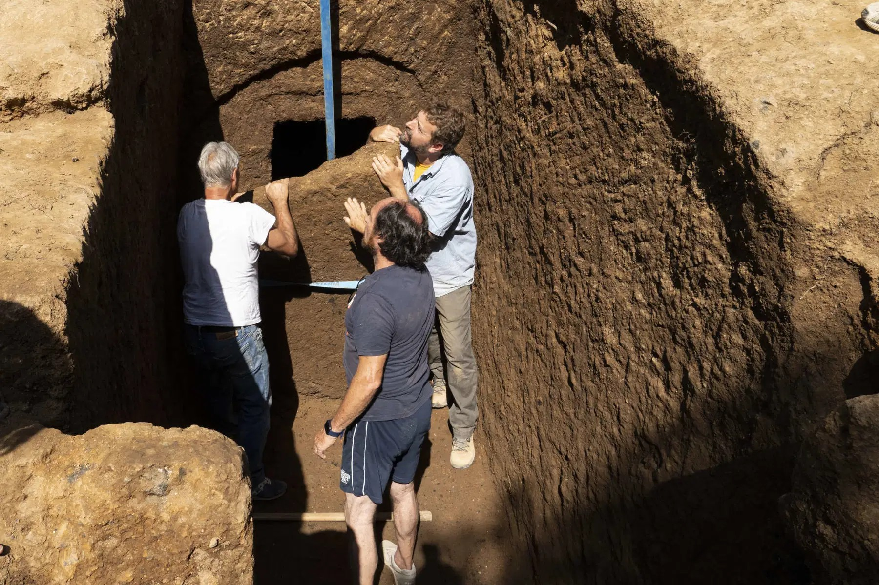 Ο ασύλητος τάφος και η ομάδα των ανασκαφών. Φωτογραφία: www.finestresullarte