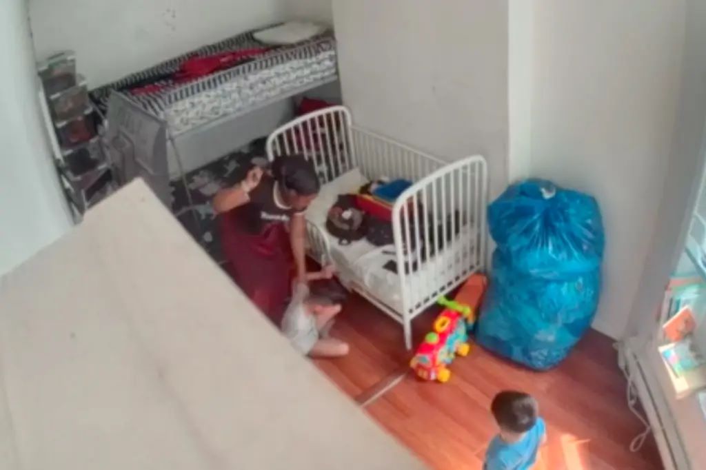 Σκηνές φρίκης στη Νέα Υόρκη: Βίντεο δείχνει νταντά να κακοποιεί 3 μικρά παιδιά – Τα χτυπούσε με ζώνη