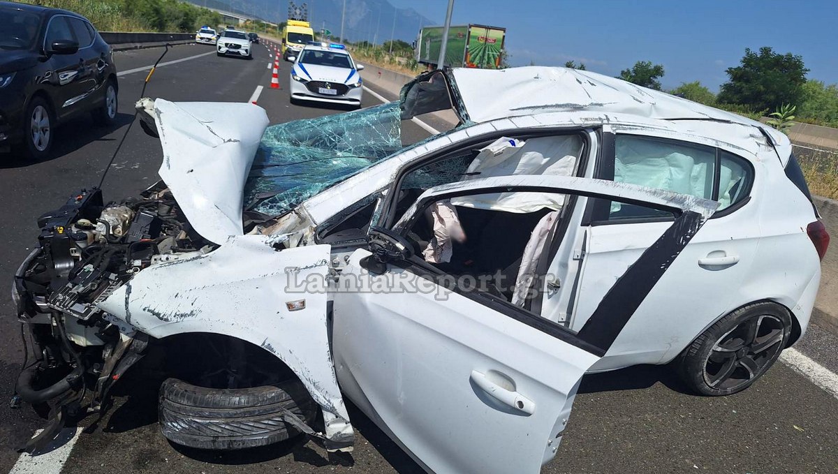 Φθιώτιδα: Τροχαίο στην εθνική οδό – Αυτοκίνητο προσέκρουσε στο στηθαίο και «διαλύθηκε» – ΦΩΤΟ