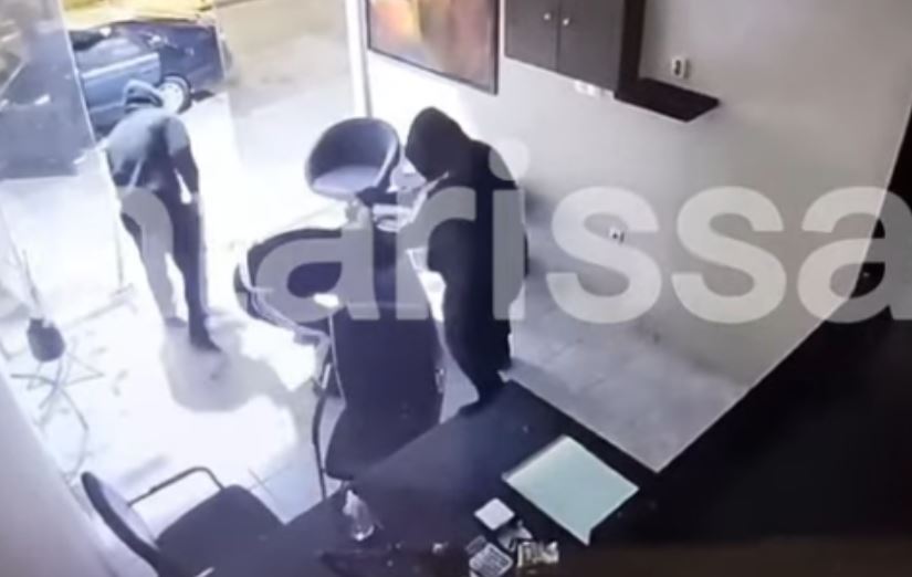 Λάρισα: Καρέ καρέ η διάρρηξη σε ενεχυροδανειστήριο στο κέντρο της πόλης – Πώς οι δράστες «σήκωσαν» το χρηματοκιβώτιο 