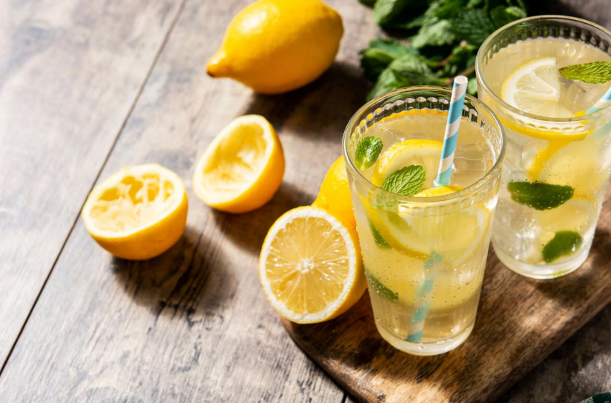 Συνταγή για σπιτική λεμονάδα με 4 υλικά - Έτοιμη σε λίγα λεπτά χωρίς στύψιμο